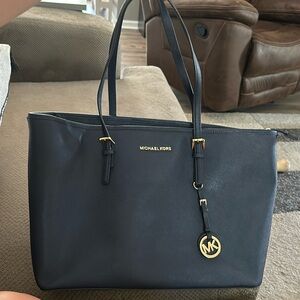 Michael Michael Kors Jet Set Travel MD TZ MULT FUNT TOTE LEATHER